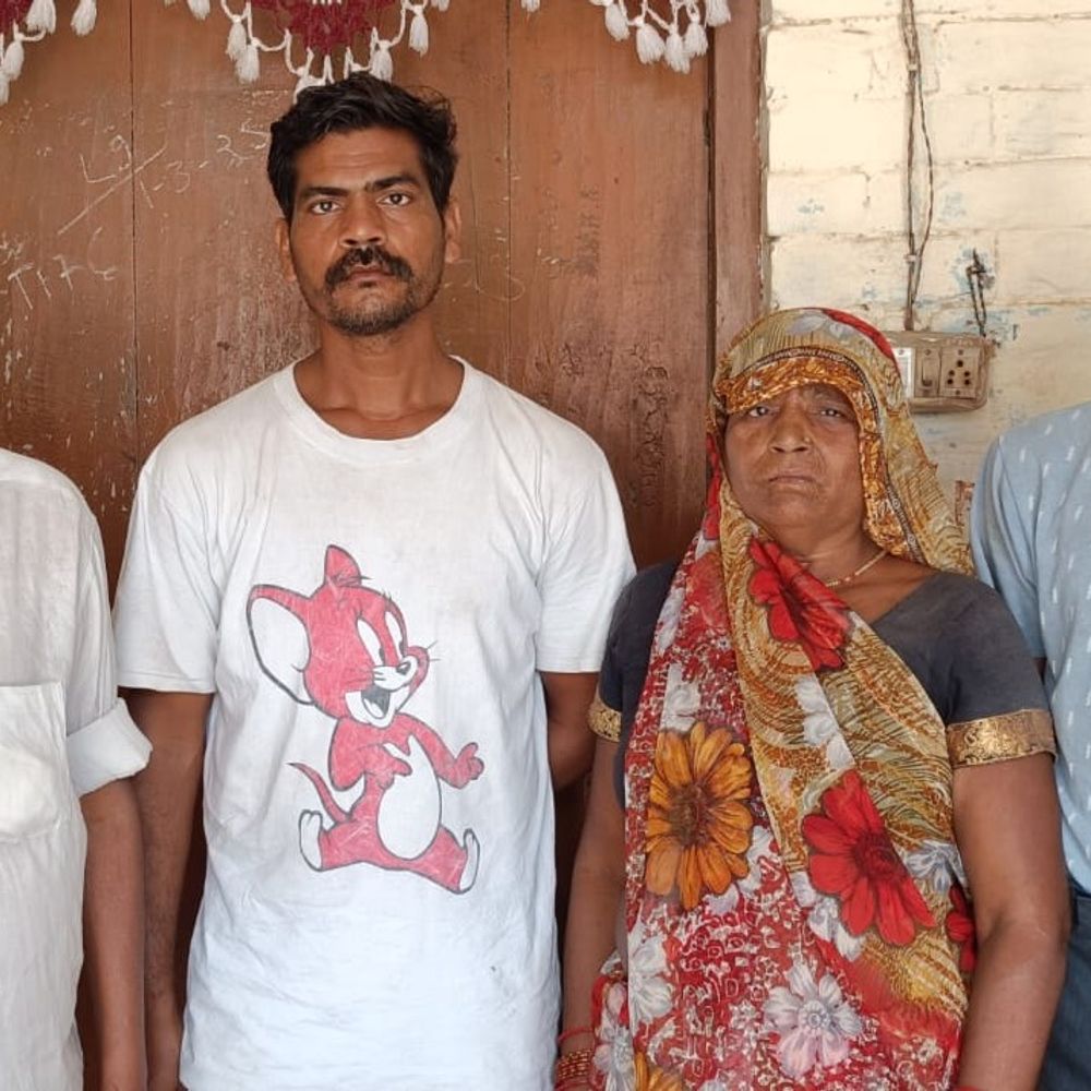 लखनऊ में 22 साल बाद लापता बेटा घर लौटा:मां-बाप ने बचपन की यादों से पहचाना, गले लगाकर रोए