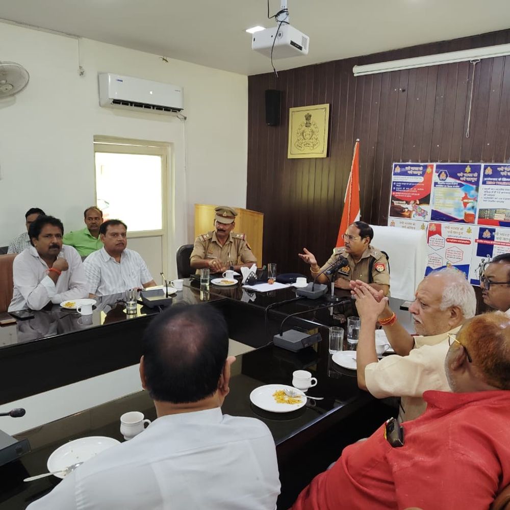 व्यापारियों की सुरक्षा और समस्याओं पर चर्चा:फर्रुखाबाद में एएसपी ने व्यापार मंडल के साथ की बैठक, CCTV कैमरे लगाने की मांग