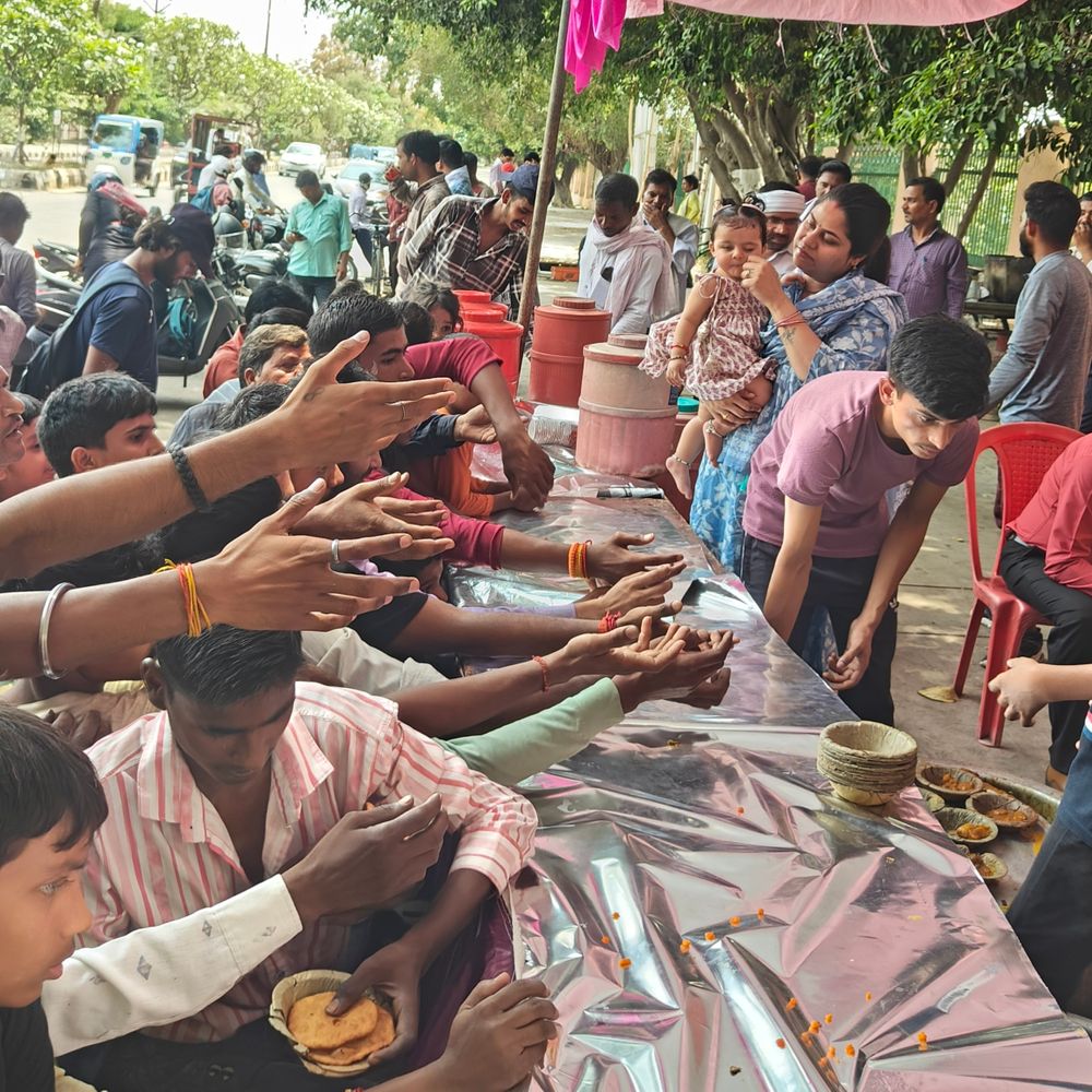 दूसरे बड़े मंगल पर लखनऊ में भंडारा:गोमतीनगर में 4 घंटे चलेगा आयोजन, हजारों श्रद्धालुओं ने लिया प्रसाद