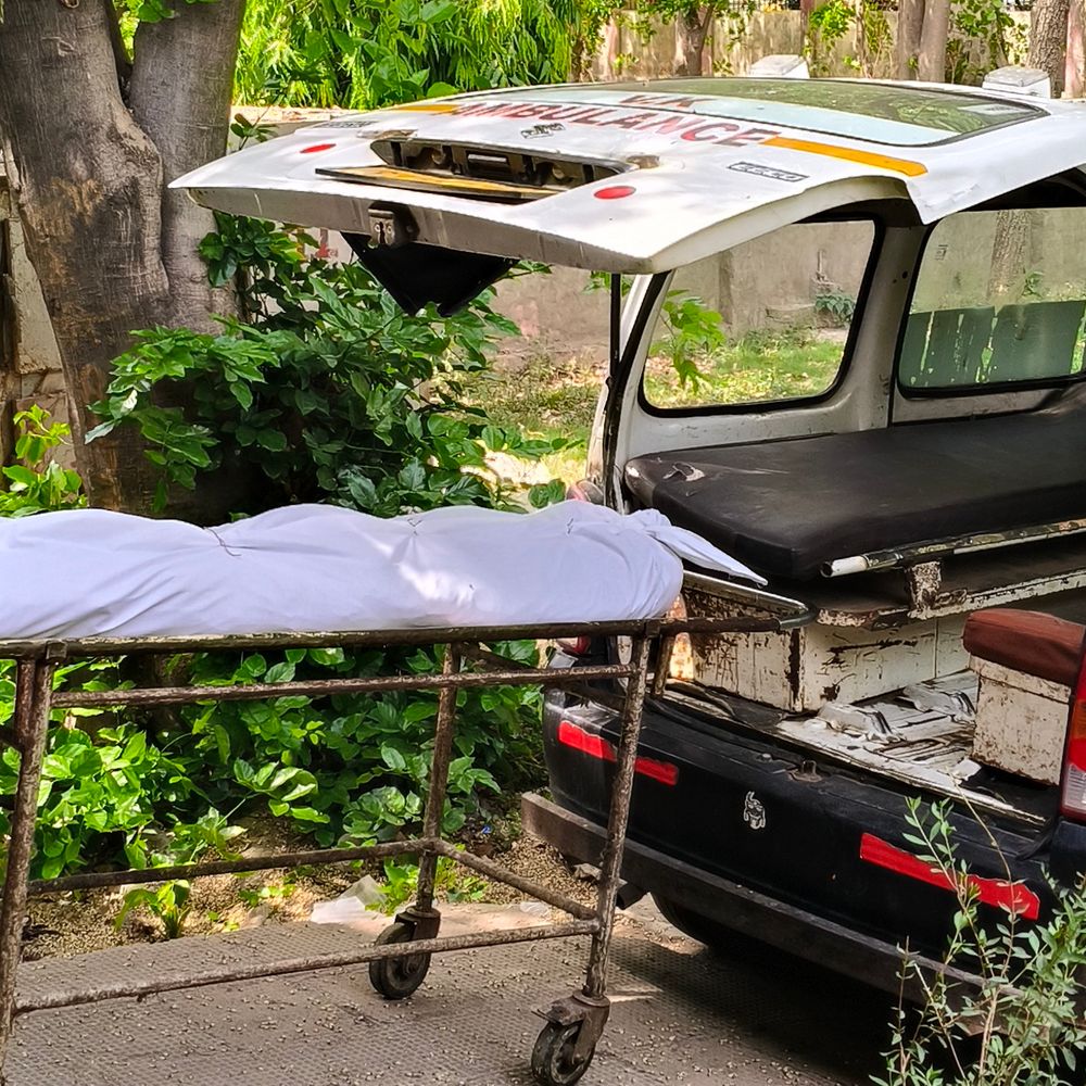 मथुरा में तेज रफ्तार वाहन ने ली युवक की जान:पैदल जा रहे टिंकू को अज्ञात वाहन ने मारी टक्कर, मौके पर मौत; सीसीटीवी फुटेज खंगाल रही पुलिस