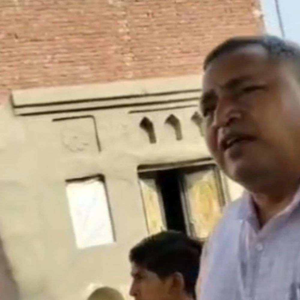 सफाई कर्मचारी नहीं आने पर ADO का बेतुका बयान:हरदोई में एडीओ पंचायत बोले- खुद करो सफाई, वीडियो आया सामने; ग्रामीणों में आक्रोश