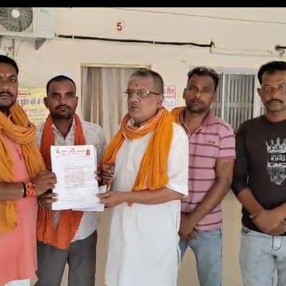 पशु बाजार में हो रहा नियमों का उल्लंघन:बांदा में डबल लेयर कंटेनर में पशु ले जाने की शिकायत, VHP ने दी कार्रवाई की चेतावनी