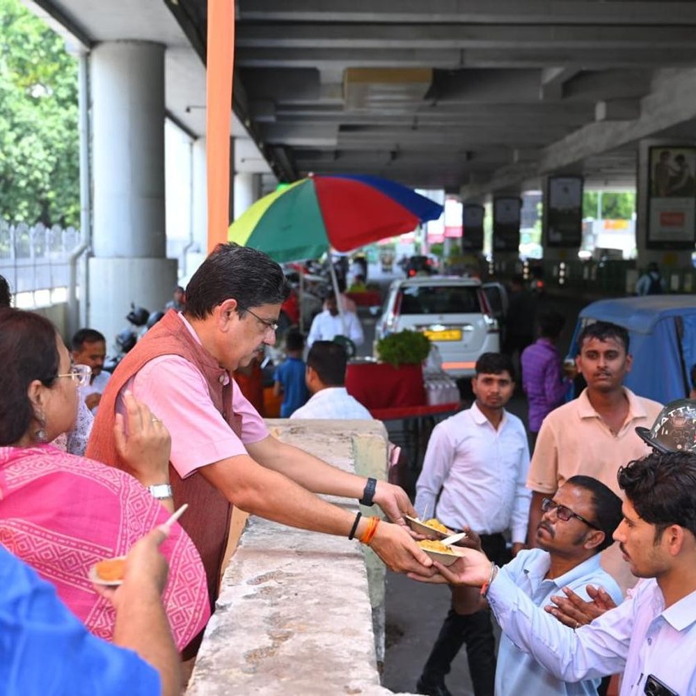 लखनऊ विवि में वार्षिक भंडारा:मेट्रो स्टेशन के पास कुलपति ने किया प्रसाद वितरण, छात्र-शिक्षक और स्थानीय लोग शामिल