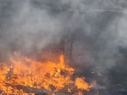 14 फायर टेंडर को आग बुझाने में लगी 10 घंटे:मुरादाबाद में सुबह 5 बजे तक दहकती रही कपड़ा गोदामों में लगी आग,5 करोड़ का नुकसान