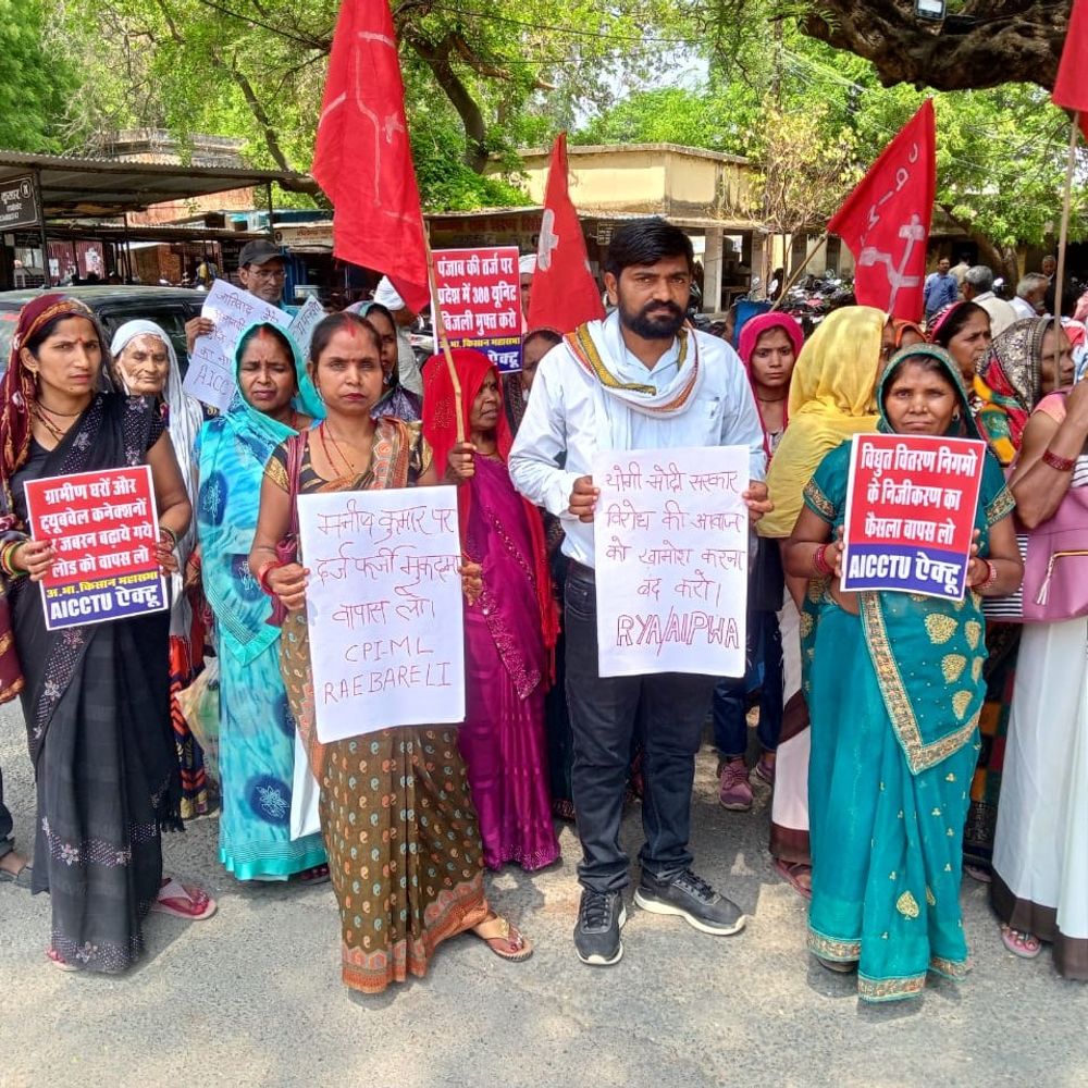 आशा और मिड डे मील वर्कर्स का प्रदर्शन:2000 रुपए मासिक मानदेय पर काम करने वाले कर्मचारियों ने की न्यूनतम वेतन की मांग