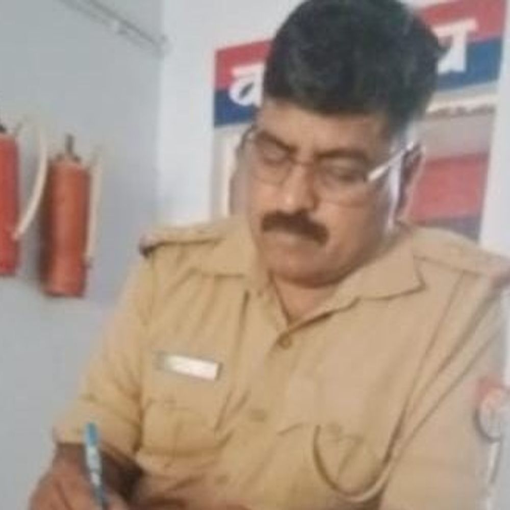 फल विक्रेता से पैसे छीनने का मामला:बाराबंकी में चौकी इंचार्ज समेत तीन पुलिसकर्मी लाइन हाजिर, जेब से निकाले थे 20 हजार