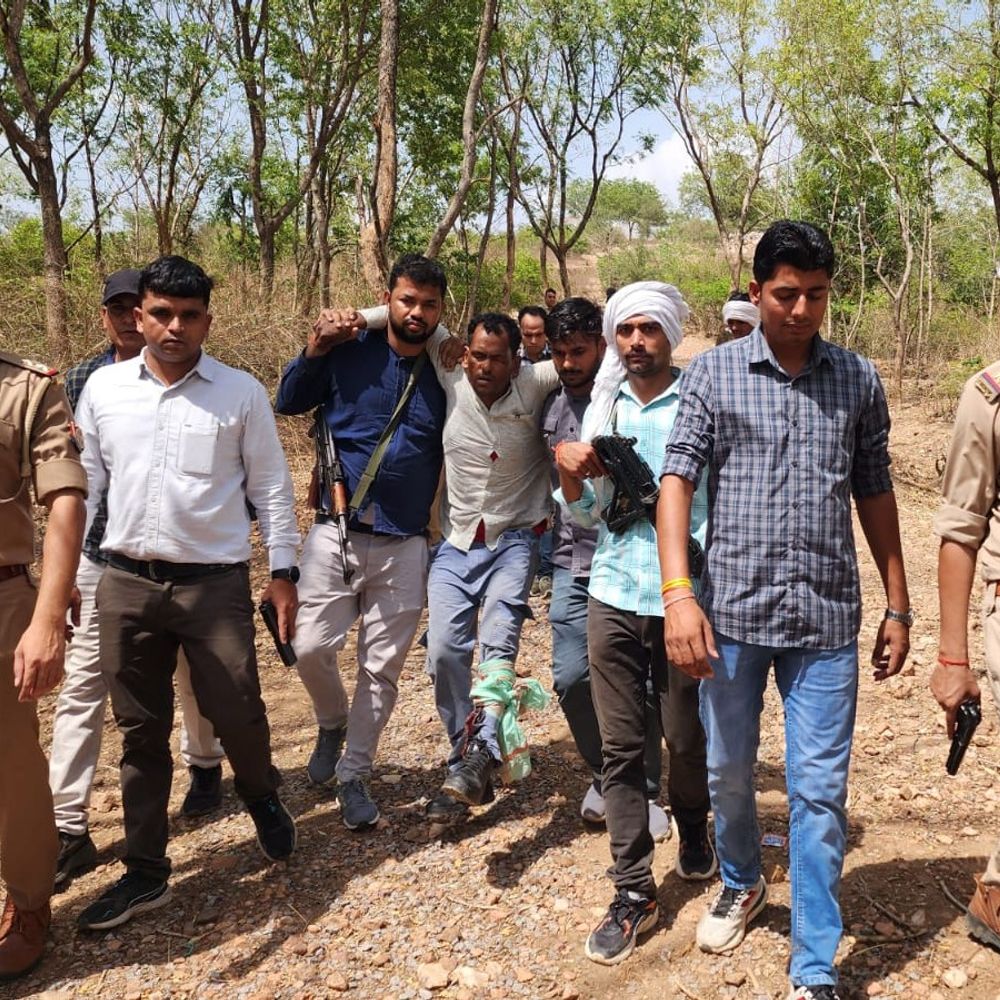 ललितपुर पुलिस की बदमाश से मुठभेड़, दो गिरफ्तार:पैर में गोली लगी, बुजुर्ग से लूटे गए जेवर बरामद