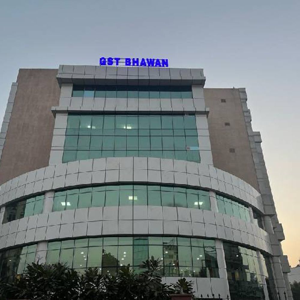 नोएडा में GST विभाग ने मारा छापा:चार फर्म पर 5.84 लाख का जुर्माना, 1.05 करोड़ का मॉल सीज