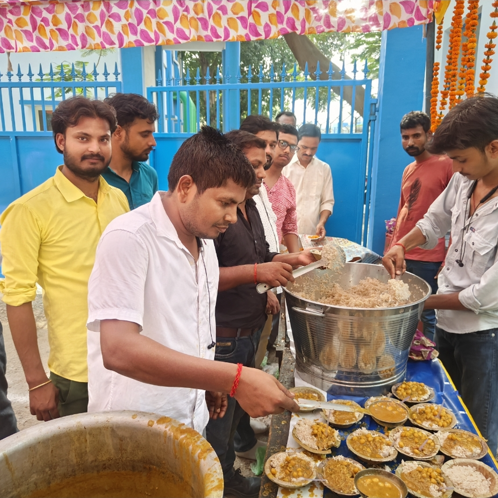 लखनऊ में सुएज इंडिया के कर्मचारियों ने बांटा भण्डारा:कतार में लगकर भक्तों ने लिया प्रसाद, आयोजक बोले- भंडारा गंगा-जमुनी संस्कृति का हिस्सा