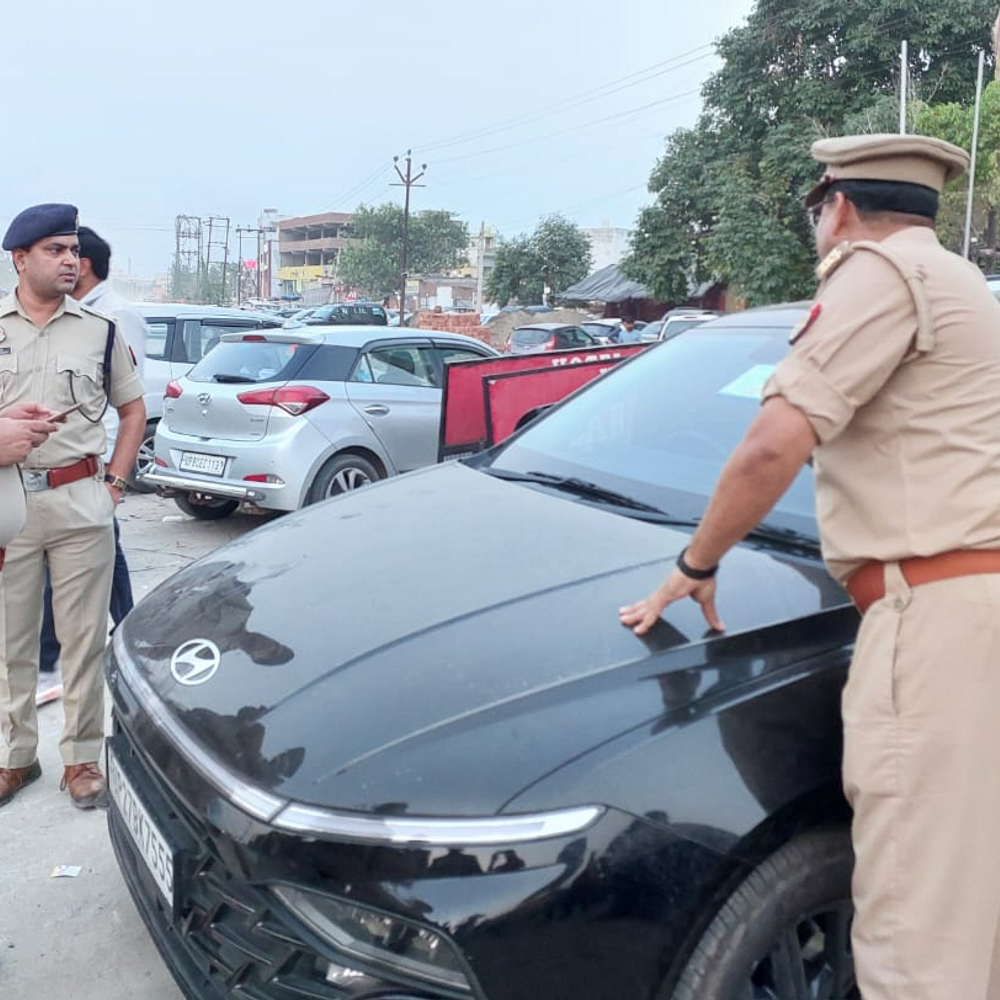 SP सिटी ने अवैध टैक्सी, बसों के खिलाफ चलाया अभियान:28 टैक्सी, 2 बस और पूर्व सपा विधायक की वरना कार सीज