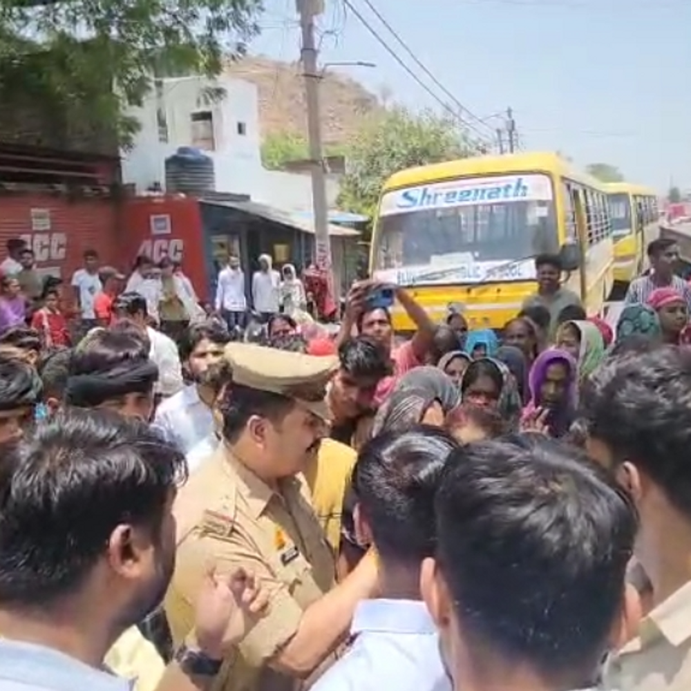 झांसी में अब पानी के लिए जाम लगाया:खैलर में सड़कों पर उतरी जनता, बोली-नलों में सिर्फ हवा आ रही