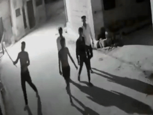 आधी रात को डंडे से तोड़ दिया 40 सीसीटीवी कैमरा:काशी के बजरडीहा क्षेत्र में स्थानीय भयभीत, पुलिस आरोपियों के तलाश में जुटी