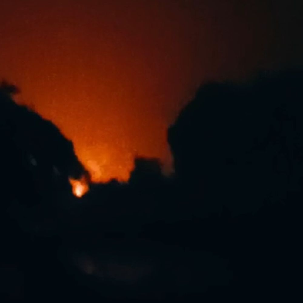 बदायूं की मेंथा फैक्ट्री में भीषण आग:धमाकों की आवाज, दमकल की दो गाड़ियां मौके पर पहुंचीं