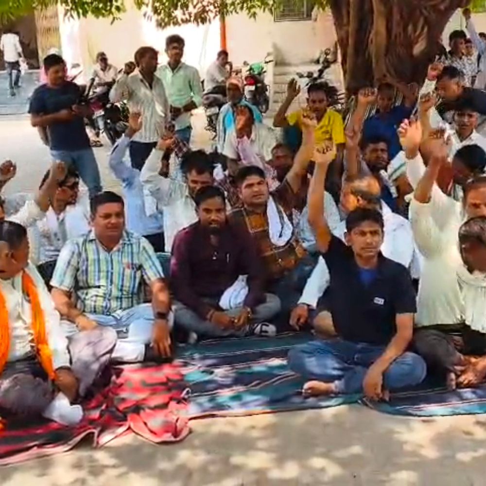 बिजली विभाग के संविदा कर्मी हड़ताल पर:60 की जगह 55 साल में नौकरी से निकालने का विरोध, ESI-बीमा की मांग