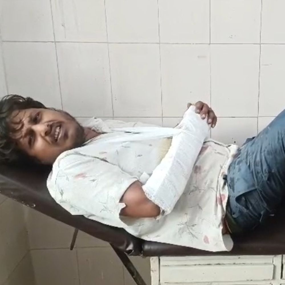 कासगंज में सवारियों से भरा ई-रिक्शा पलटा:नोवा फैक्ट्री के पास हुआ हादसा, 4 यात्री अस्पताल में भर्ती