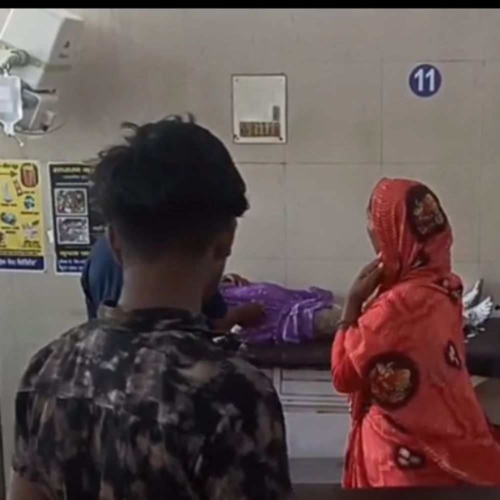 पकौड़ी बनाते समय कढ़ाई में गिरी ईंट:महिला के शरीर पर गर्म तेल के छींटे पड़े, जिला अस्पताल रेफर