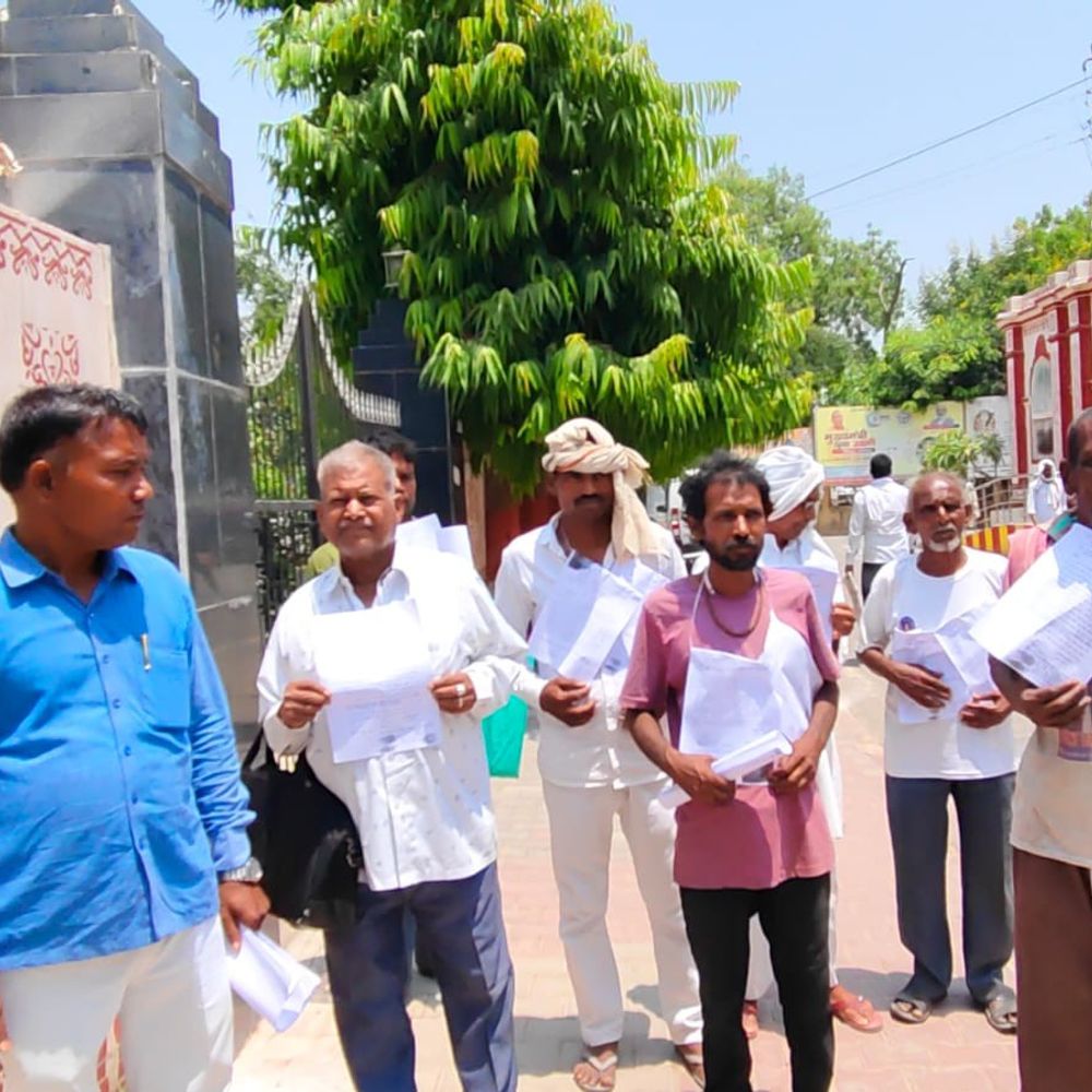 दलितों की जमीन पर अवैध कब्जे का मामला:दो बिस्वा जमीन पर निर्माण, 10 परिवारों का विरोध, डीएम से शिकायत