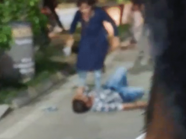 प्रेमी को चप्पलों से पीटती दिखी युवती:वीडियो वायरल, पुलिस तक नहीं पहुंचा मामला