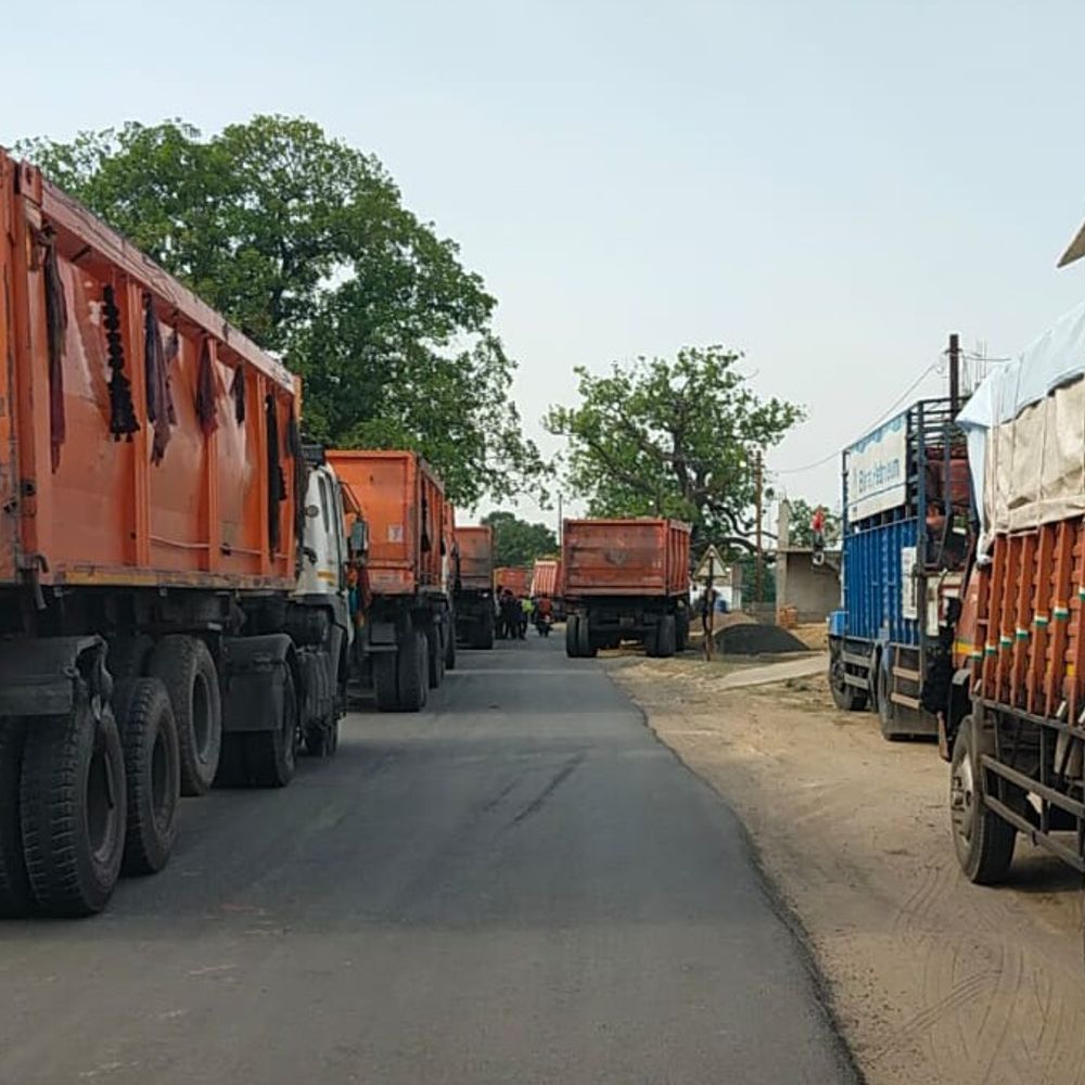 सिंगरौली में ट्रकों के बीच टक्कर, दो किमी लंबा जाम:सरई मार्ग पर एंबुलेंस समेत सैकड़ों वाहन फंसे