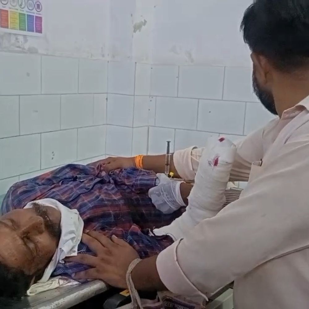 ट्रेन से उतरते समय यात्री का फिसला पैर:मिघौना रेलवे स्टेशन पर गिरने से कटा हाथ, जिला अस्पताल रेफर
