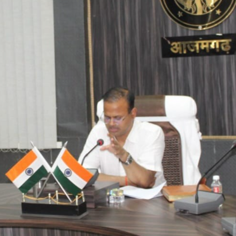 आजमगढ़ डीएम ने कृषि अधिकारी के वेतन पर लगाई रोक:ग्राम प्रधानों की जांच के दिए गए थे निर्देश कृषि अधिकारी ने नहीं की एक भी जांच