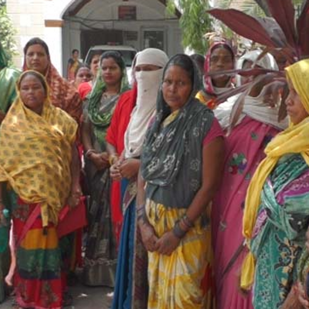 रायगढ़ में देह व्यापार...महिलाओं ने SP से की शिकायत:कहा- पति-पत्नी करा रहे गलत धंधा, घर से बाहर निकलना हुआ मुश्किल