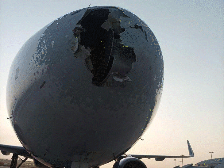 टर्बुलेंस से इंडिगो फ्लाइट की इमरजेंसी लैंडिंग, अगला हिस्सा टूटा:दिल्ली से श्रीनगर जा रही थी; डर से लोग चीखने लगे, 227 यात्री सवार थे