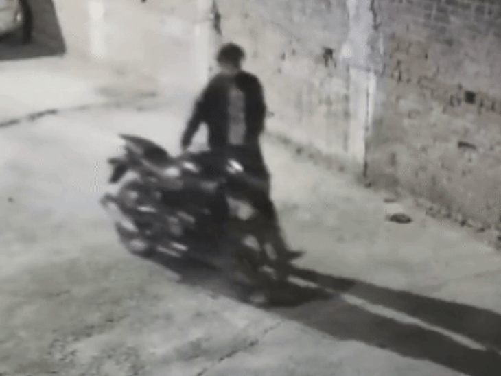 छिंदवाड़ा की अंबेडकर कॉलोनी से बाइक चोरी:सीसीटीवी में अंबेडकर कॉलोनी से पल्सर बाइक ले जाते दिखा बदमाश