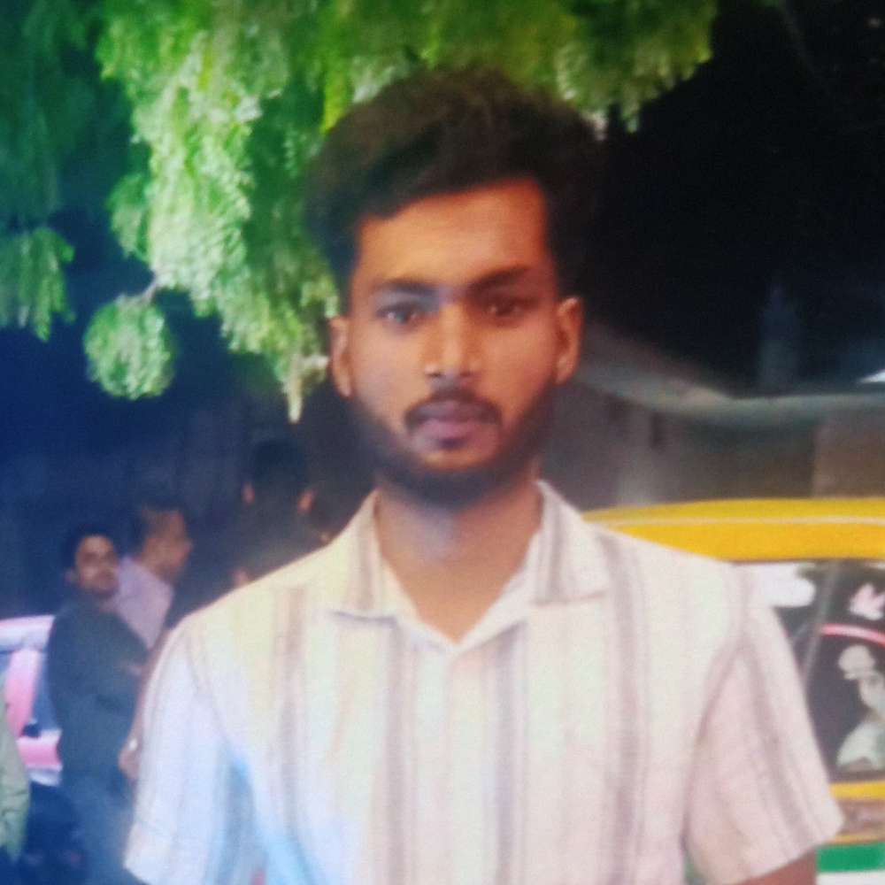 वाराणसी पुलिस लाइन में करंट लगने से लाइनमैन की मौत:ट्रांसफार्मर का कर रहा था कनेक्शन, अचानक चालू हो गई बिजली