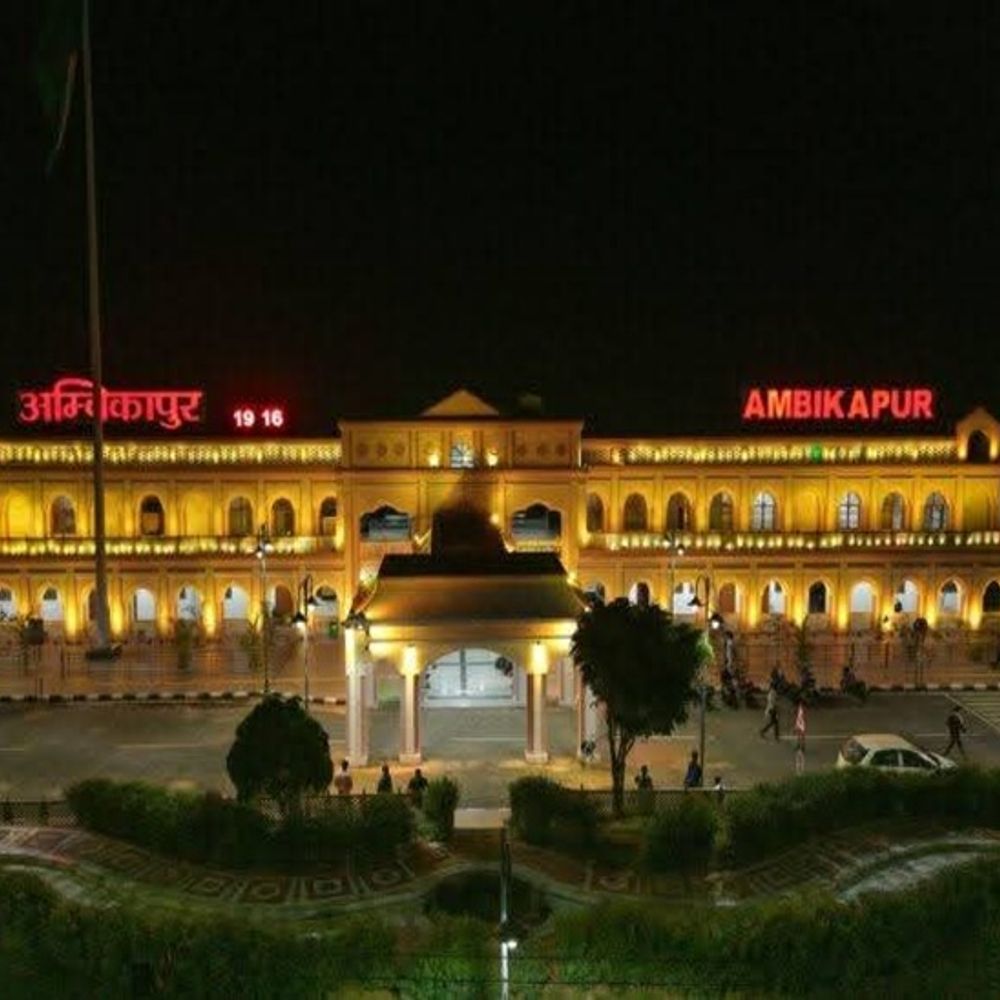 अंबिकापुर रेलवे स्टेशन का नवीनीकरण:प्लेटफार्म का बदला स्वरूप, टिकट विंडो की संख्या 5 हुई; आज PM मोदी करेंगे शुभारंभ