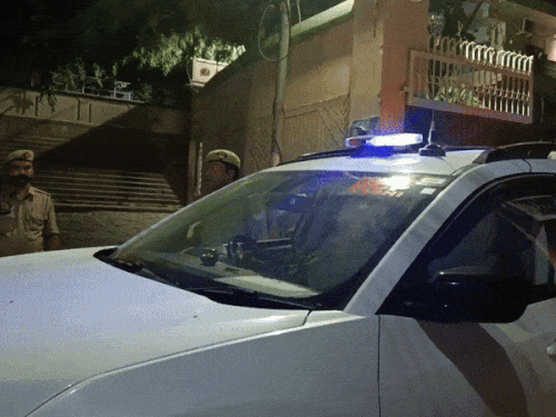 वाराणसी में तीन चोरों को पुलिस ने मारी गोली:संकटमोचन महंत के कर्मचारी निकले चोर, मुठभेड़ में 6 गिरफ्तार