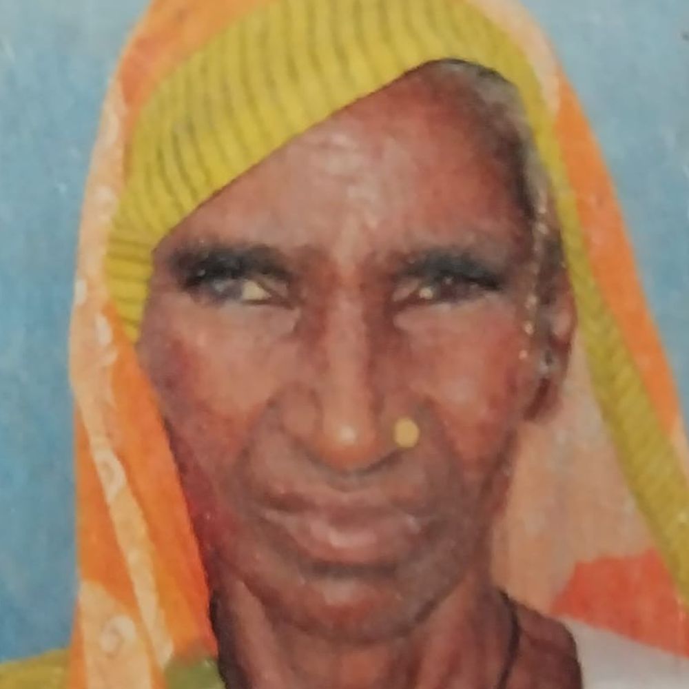 आंधी में छत से गिरकर महिला की मौत:पोते के साथ पहली मंजिल के कमरे में सो रही थीं
