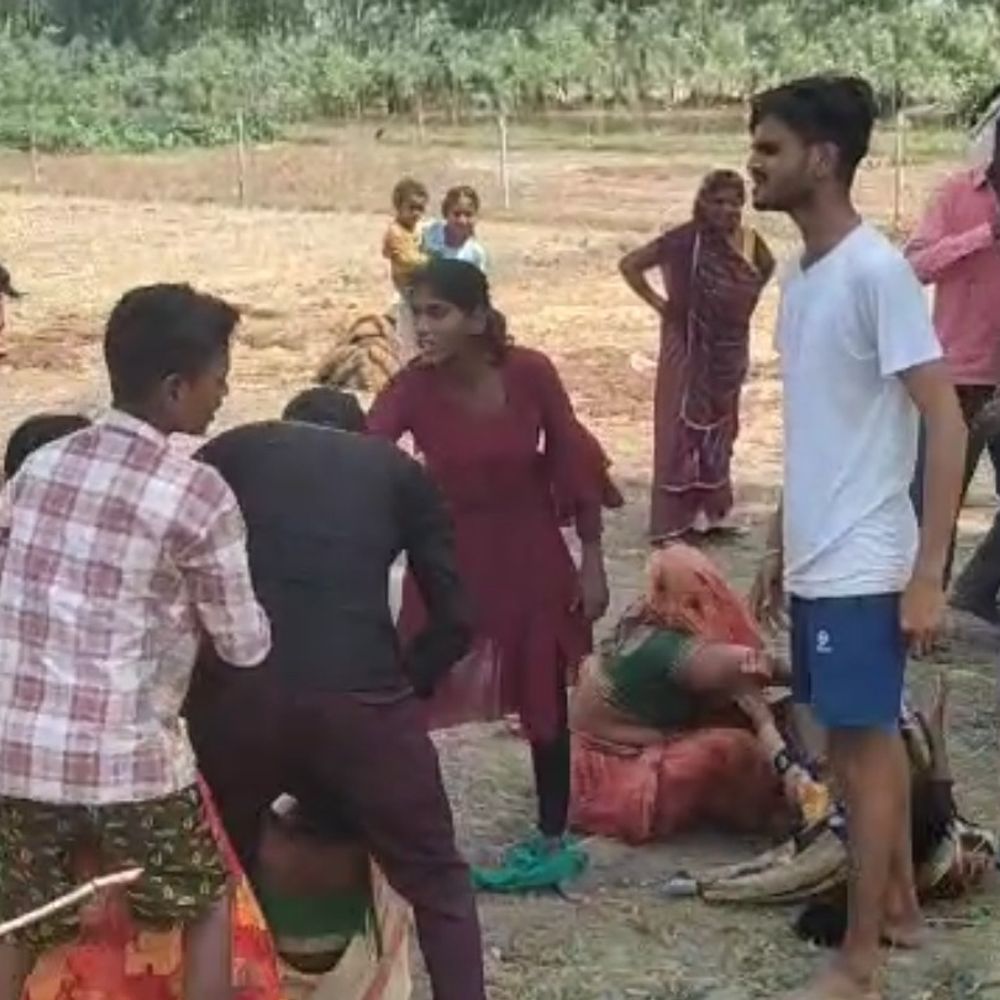 जमीन विवाद में दो पक्षों के बीच मारपीट:महिला और बच्चों पर लाठी-डंडों से हमला, चार आरोपी हिरासत में