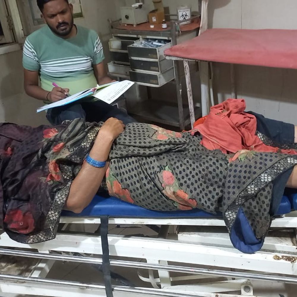 आंधी में उड़ती टीन से महिला की गर्दन कटी, मौत:छत पर सोते समय हादसा, अस्पताल में तोड़ा दम