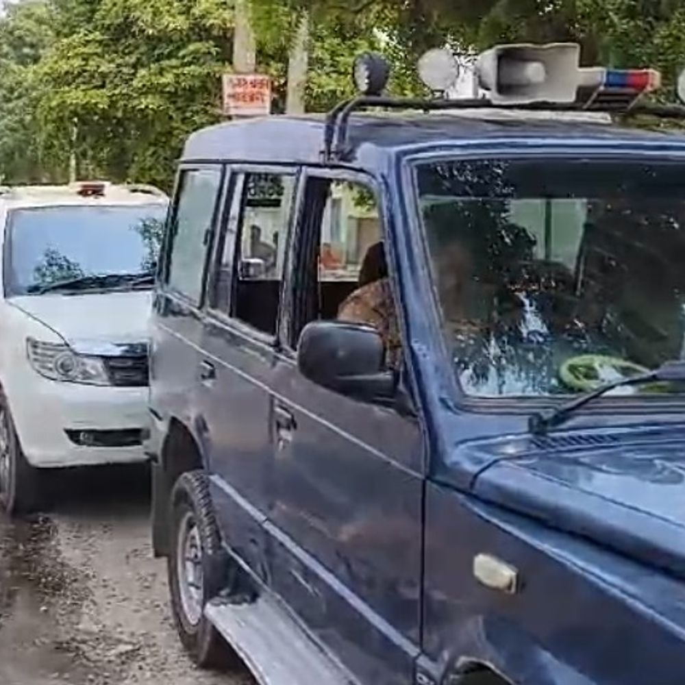 कासगंज में पुलिस टीम पर हमला:जमीन विवाद में PRV टीम पर लाठी-डंडों से हमला, चालक की वर्दी फाड़ी
