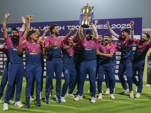 UAE ने बांग्लादेश से टी-20 सीरीज जीती:तीसरे टी-20 में 7 विकेट से हराया; अलीशान शरफू ने नाबाद 68 रनों की पारी खेली