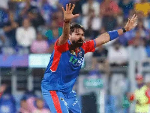 मुकेश कुमार पर जुर्माना:दिल्ली और मुंबई मैच के दौरान IPL आचार संहिता के उल्लंघन पर मैच फीस का 10% फाइन