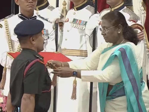 राष्ट्रपति भवन में रक्षा अलंकरण समारोह:असाधारण बहादुरी और बलिदान देने वाले जवानों को गैलेंट्री अवॉर्ड्स; शौर्य चक्र दिए जा रहे