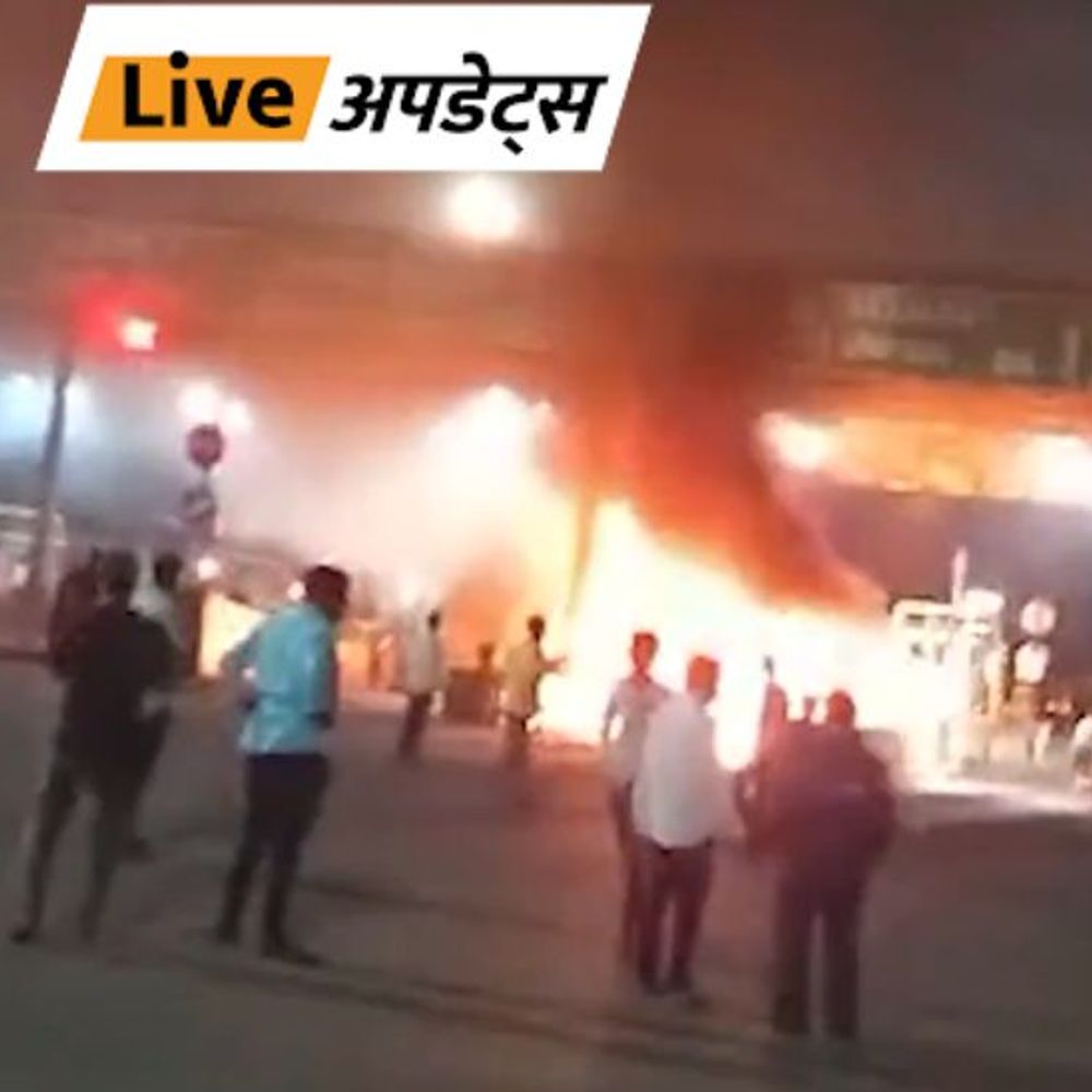 भास्कर अपडेट्स:महाराष्ट्र के कोल्हापुर में टोल प्लाजा पर डीजल टैंक फटने से ट्रक कंटेनर में आग, टोल बूथ में दो कैश कलेक्शन केबिन जले