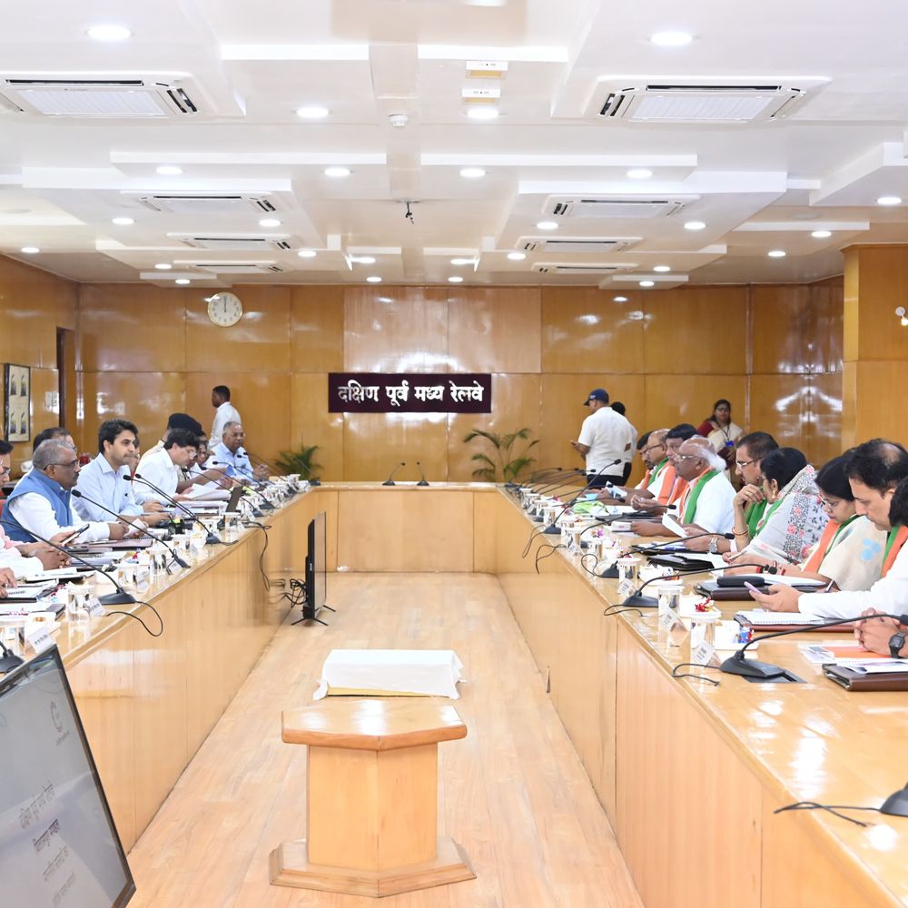 रेल सेवाओं को लेकर सांसदों ने उठाई आवाज:बिलासपुर जोन में कैंसिल होती ट्रेनें और स्टॉपेज की मांग, महाप्रबंधक ने दिया सुधार का आश्वासन