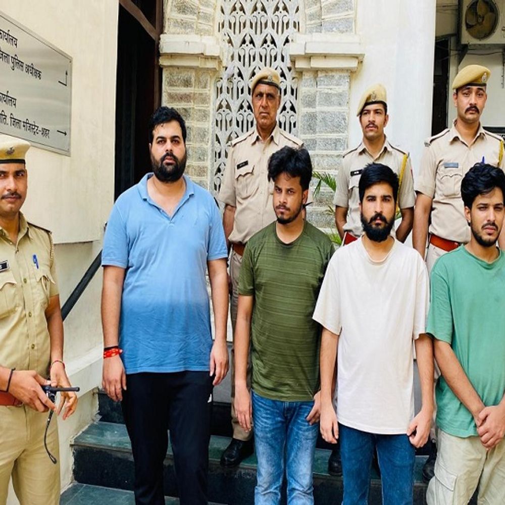 ऑनलाइन गेमिंग वेबसाइट पर सट्टा लगवाते 4 बदमाश गिरफ्तार:3 लेपटॉप, 17 मोबाइल, 27 एटीएम और 23 सिमकार्ड बरामद, गिरोह का मास्टरमाइंड पुनीत फरार