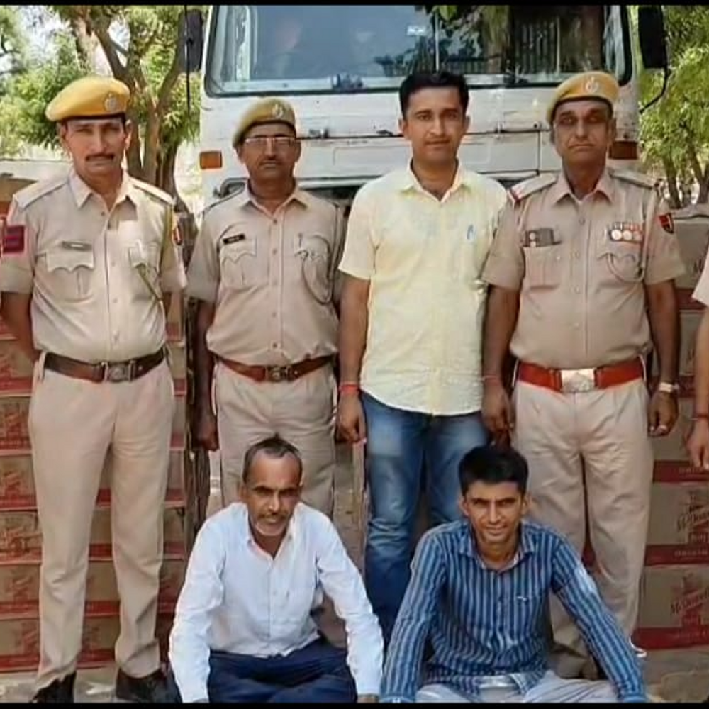 ट्रक में गुजरात-पहुंचाई जा रही थी 50 लाख की शराब:सायला पुलिस ने भारतमाला पर पकड़ी पंजाब निर्मित शराब के 414 कार्टन शराब जब्त, 2 आरोपी गिरफ्तार