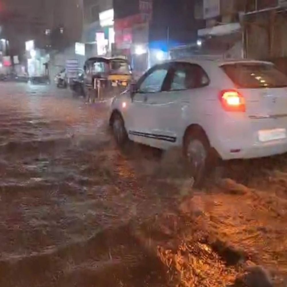 अंबिकापुर में झमाझम बारिश, सड़कें लबालब:दो घंटे की बारिश से जनजीवन प्रभावित, कई इलाकों में बिजली सप्लाई प्रभावित