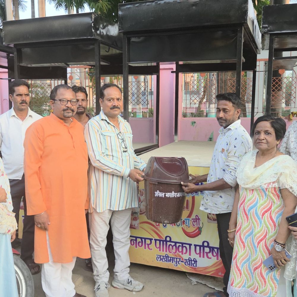 लखीमपुर में स्वच्छता अभियान में नई पहल:कायस्थ महासभा ने कंपनी बाग के दुकानदारों को बांटे डस्टबिन