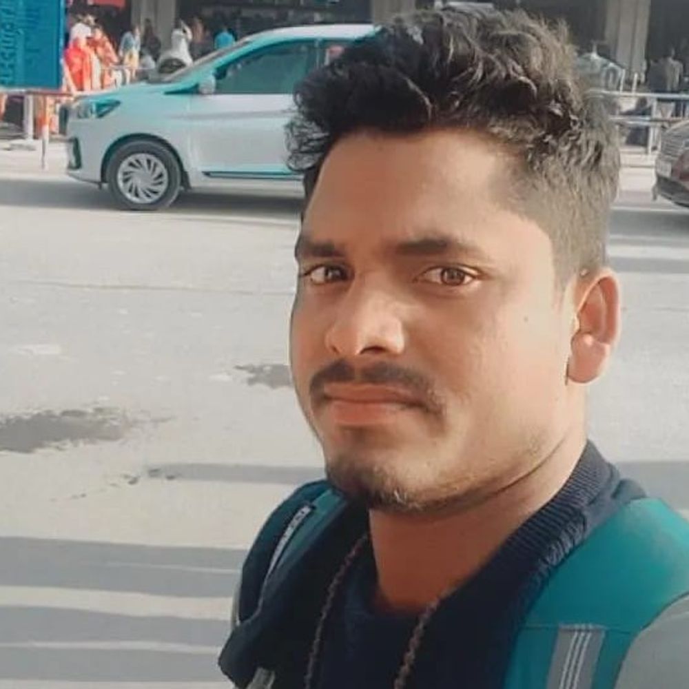 मऊ में डंपर ने बाइक सवार को रौंदा:भाई की शादी का कार्ड बांटकर लौट रहा था घर