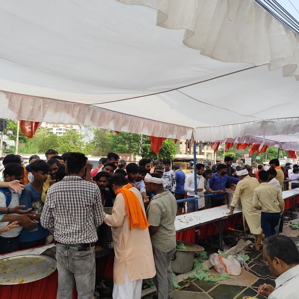 सुंदरकांड पाठ के बाद विशाल भंडारा:लखनऊ के हैवतमऊ मवैया में हजारों लोगों ने ग्रहण किया प्रसाद