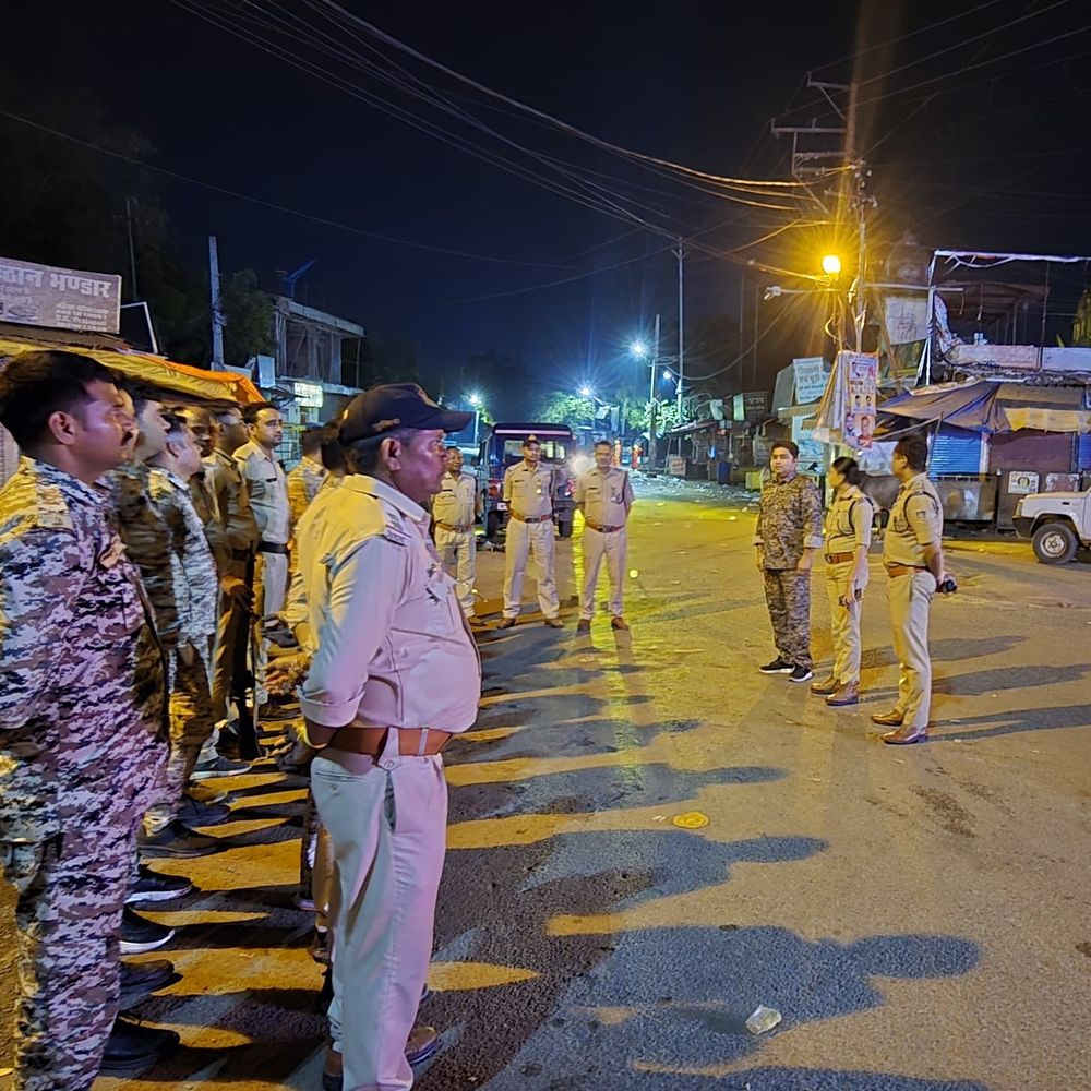 दतिया पुलिस की नाइट कॉम्बिंग गश्त:102 वारंटी अपराधी गिरफ्तार; 237 हिस्ट्रीशीटर को चेतावनी, सभी थानों की टीम शामिल हुई