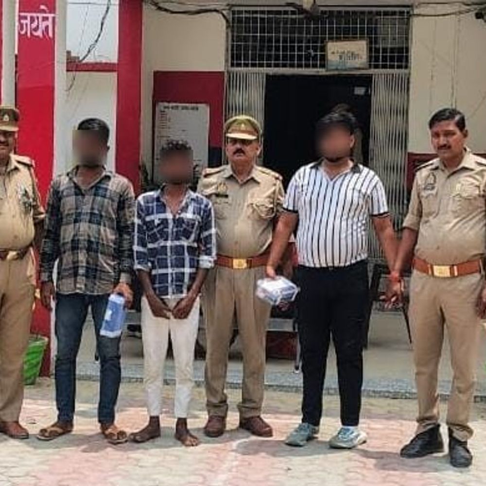 ATM से पैसे चोरी करने वाले गिरोह का पर्दाफाश:भदोही पुलिस ने 3 आरोपियों को दबोचा, सामान बरामद
