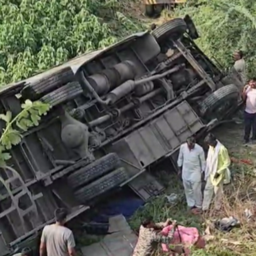 तीस फीट गहरी खाई में गिरी यात्री बस, 11 घायल:भिंड में चींख-पुकार मचीं; राहगीरों ने बाहर निकाला, नेशनल हाईवे पर जाम