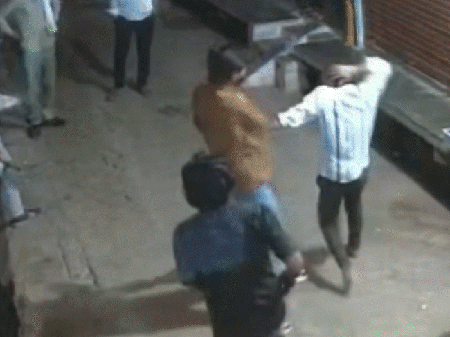 गली में साइकिल चलाने पर टोका तो मारपीट की; VIDEO:अशोकनगर में पिता-दोस्तों के साथ मिलकर घसीटकर पीटा, मां-पत्नी को भी नहीं छोड़ा